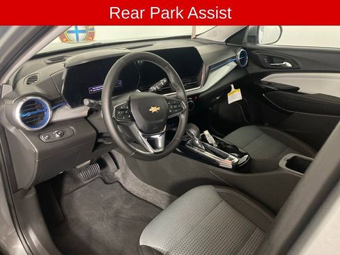 Used 2025 Chevrolet Trax LT w/ Driver Confidence Package image 14