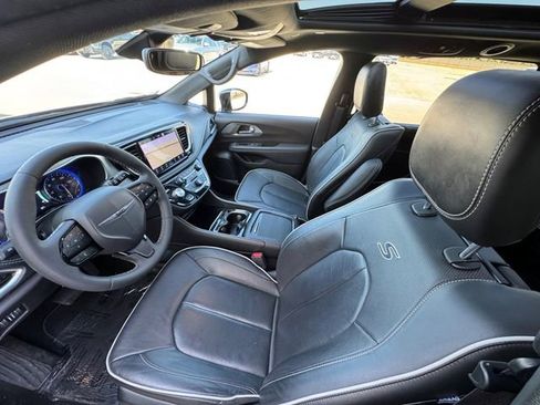 Used 2023 Chrysler Pacifica Limited w/ Uconnect Theater Family Group image 31