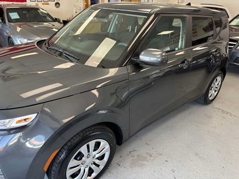 Used 2022 Kia Soul LX FWD image 2