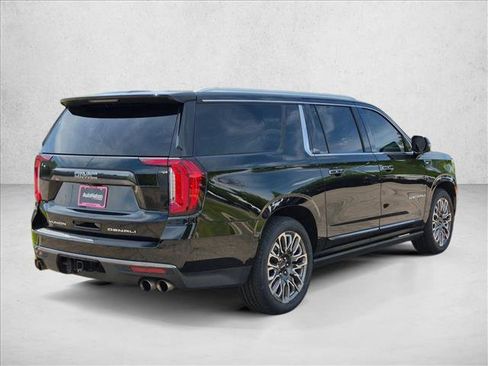 Used 2023 GMC Yukon XL Denali Ultimate AWD/4WD image 5