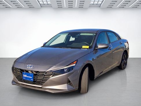 Certified 2022 Hyundai Elantra SEL w/ Convenience Package FWD image 8