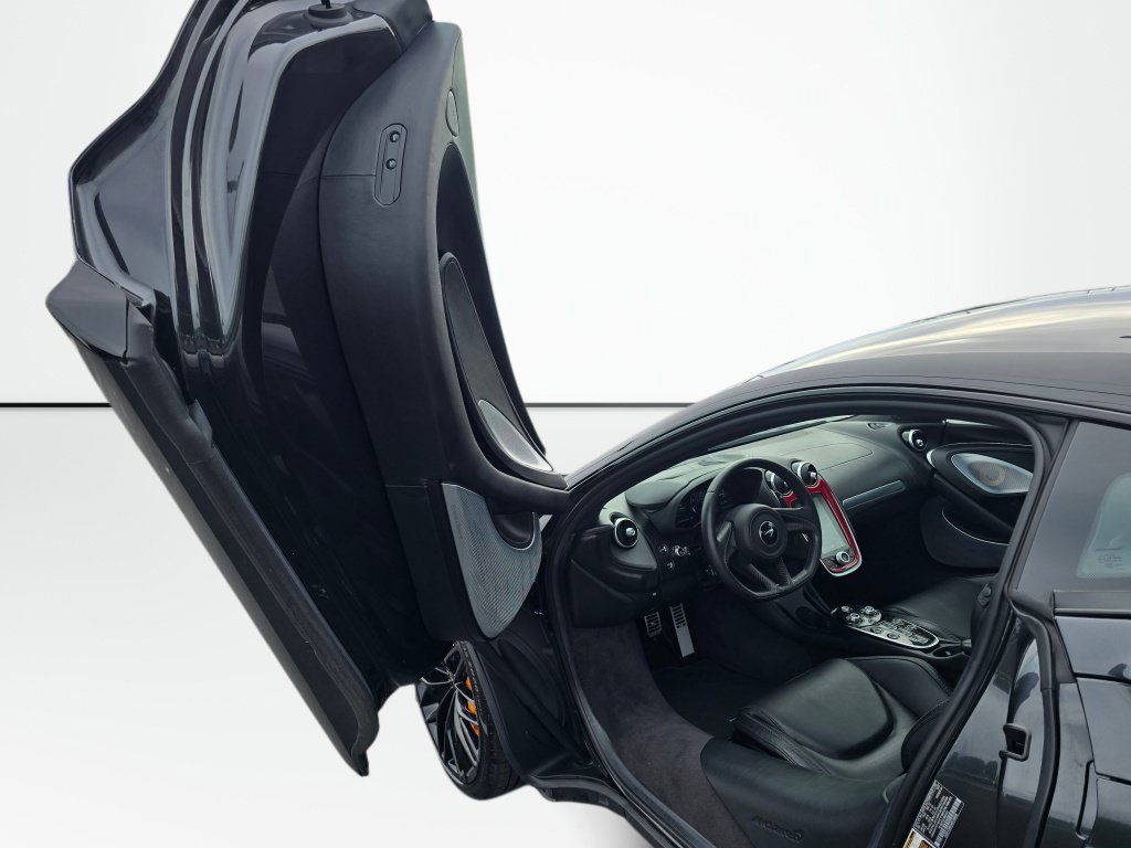 Used 2022 McLaren GT RWD image 29
