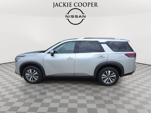 Used 2025 Nissan Pathfinder SL FWD image 8