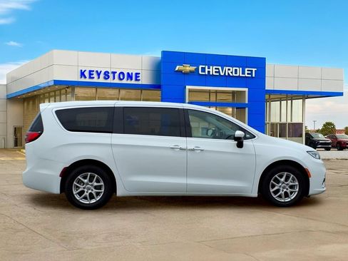 Used 2023 Chrysler Pacifica Touring-L FWD image 8