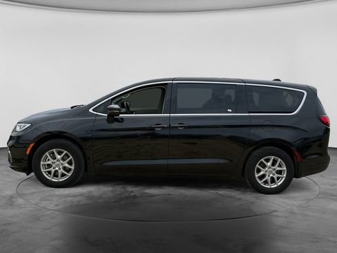 Used 2023 Chrysler Pacifica Touring-L FWD image 6