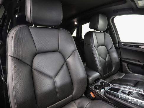 Used 2020 Porsche Macan image 30