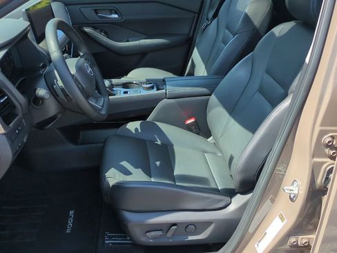 Used 2025 Nissan Rogue SL w/ Tech Package image 11