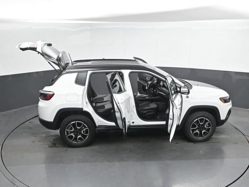 Used 2025 Jeep Compass Trailhawk AWD/4WD image 49