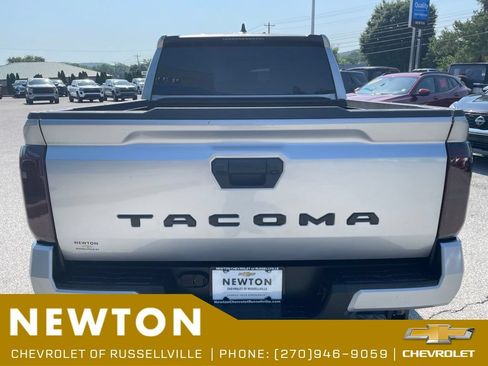 Used 2025 Toyota Tacoma SR5 RWD image 38