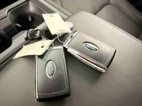 Used 2025 Land Rover Defender 110 X-Dynamic SE image 17