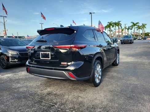 Used 2025 Toyota Highlander Limited FWD image 10