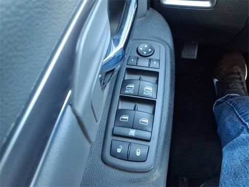 Used 2022 RAM 1500 Classic SLT image 21