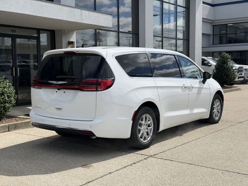 New 2026 Chrysler Pacifica Select image 4