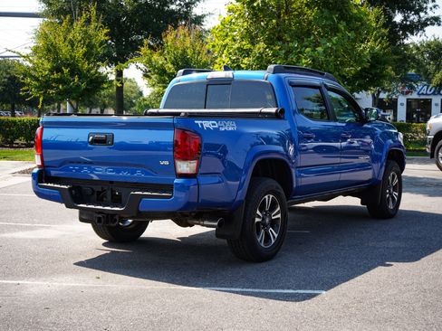 Used 2017 Toyota Tacoma TRD Sport w/ Tow Package AWD/4WD image 11