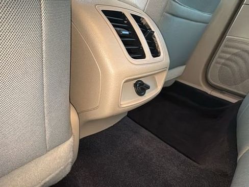 Used 2018 Ford Taurus SE image 22