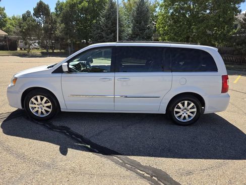 Used 2015 Chrysler Town & Country Touring FWD image 2
