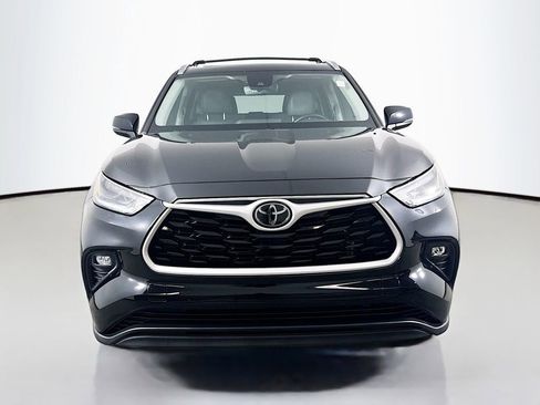Certified 2021 Toyota Highlander XLE AWD/4WD image 2