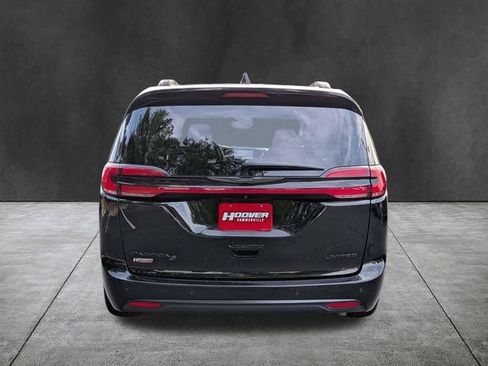 Used 2025 Chrysler Pacifica Limited FWD image 6