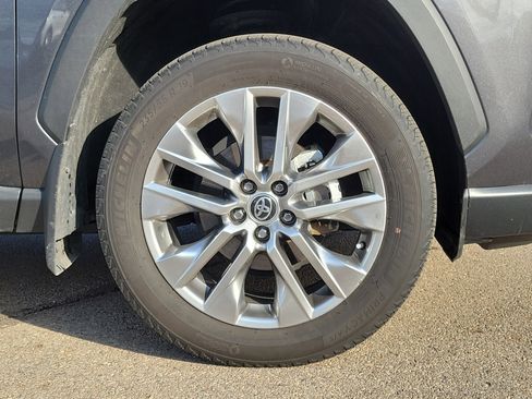 Used 2023 Toyota RAV4 XLE Premium image 5