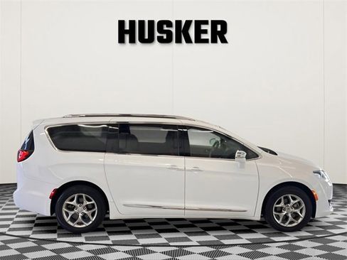 Used 2019 Chrysler Pacifica Limited image 2