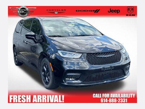 Used 2022 Chrysler Pacifica Limited w/ Uconnect Theater Family Group FWD image 1