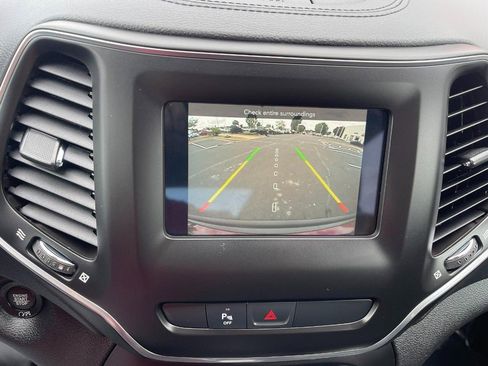 Used 2019 Jeep Cherokee Latitude Plus w/ Safety Group image 36