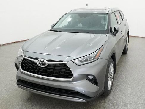 New 2026 Toyota Highlander Platinum image 3