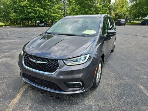 Used 2023 Chrysler Pacifica Touring-L FWD image 2