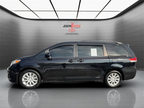 Used 2012 Toyota Sienna LE image 10