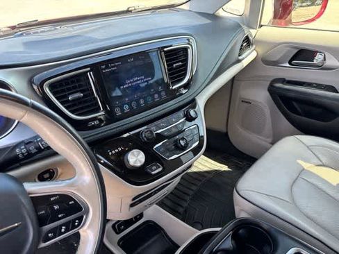 Used 2020 Chrysler Pacifica Limited w/ Advanced Safetytec Group FWD image 19