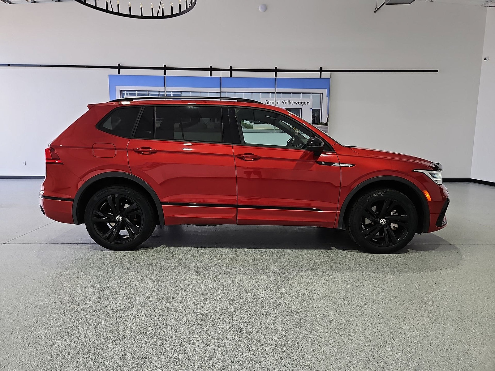 Used 2024 Volkswagen Tiguan SE R-Line AWD/4WD image 9