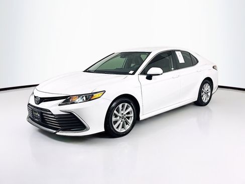 Used 2022 Toyota Camry LE image 3