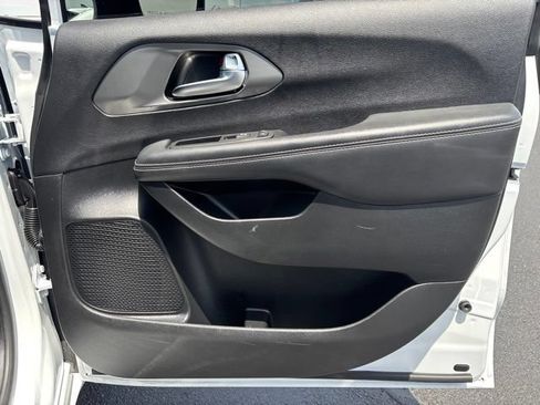 Used 2025 Chrysler Pacifica Select FWD image 12