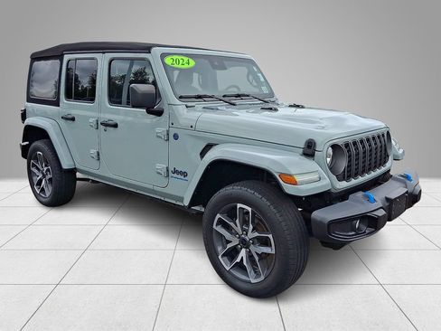 Used 2024 Jeep Wrangler Unlimited w/ Convenience Group AWD/4WD image 4