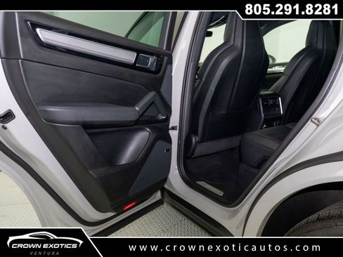 Used 2023 Porsche Cayenne Platinum Edition image 35