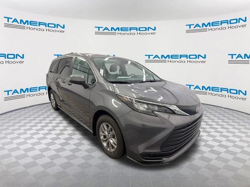 Used 2025 Toyota Sienna LE FWD image 7