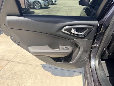 Used 2017 Chrysler 200 Limited Platinum w/ Comfort & Convenience Group FWD image 17