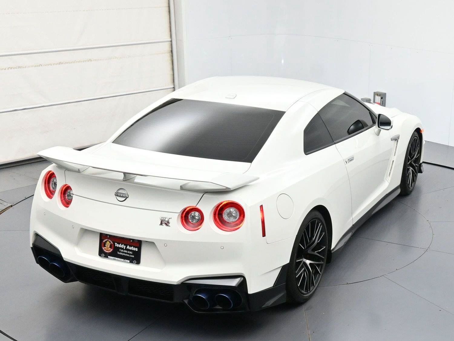 Certified 2024 Nissan GT-R Premium w/ Premium Interior Package AWD/4WD image 39