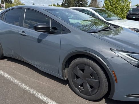 Used 2023 Toyota Prius Prime SE image 2