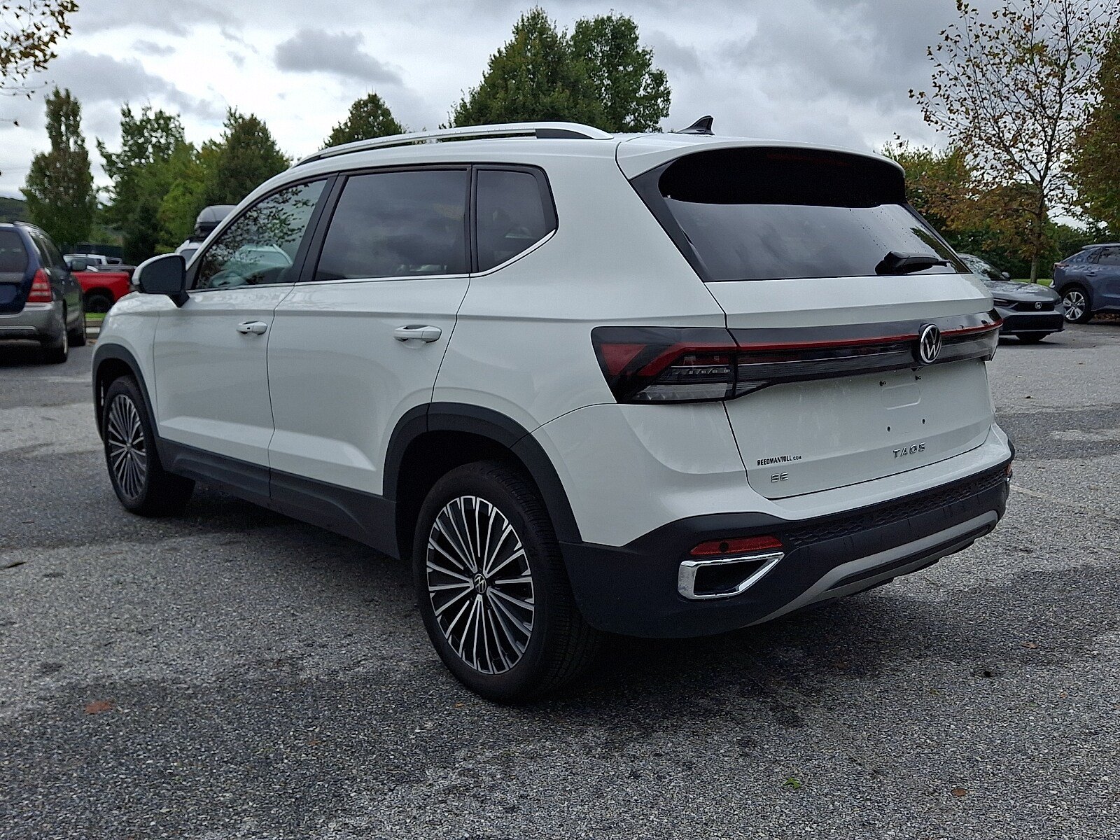 Used 2025 Volkswagen Taos SE FWD image 4