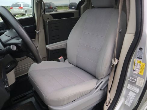 Used 2011 Dodge Grand Caravan Mainstreet w/ PWR Convenience Group FWD image 4