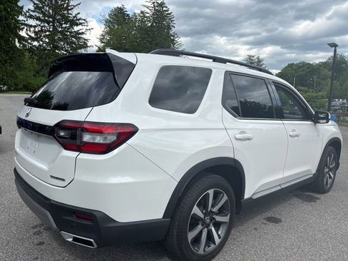 Used 2024 Honda Pilot Touring image 3
