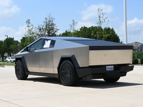 Used 2025 Tesla Cybertruck AWD Crew Cab image 7