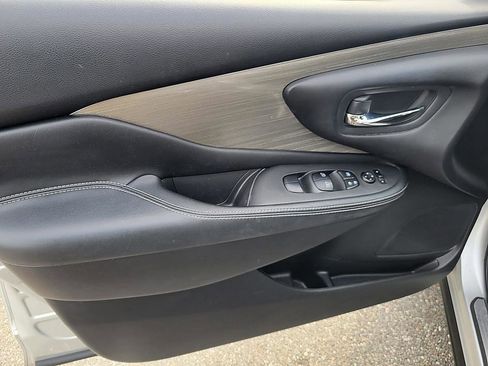 Certified 2017 Nissan Murano SV image 9