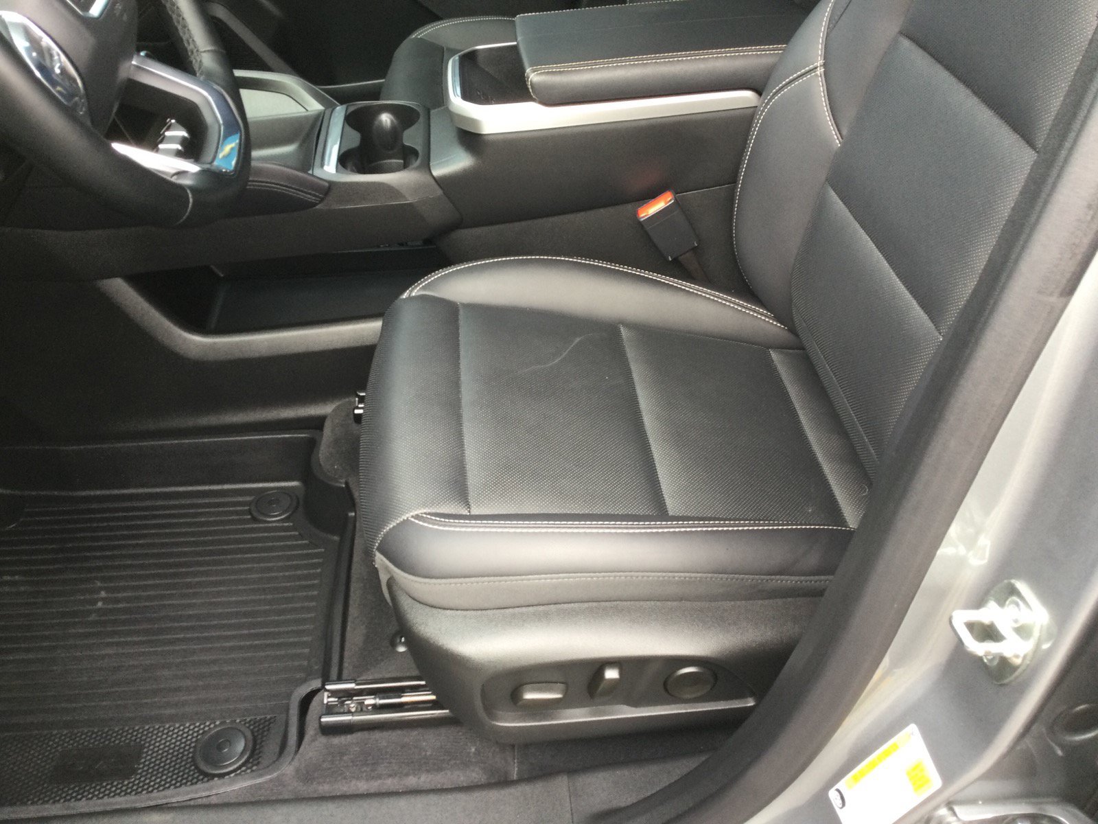 Used 2025 GMC Terrain Elevation w/ Elevation Premium Package AWD/4WD image 14