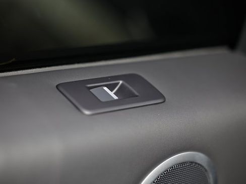 New 2025 Land Rover Discovery Metropolitan Edition image 28