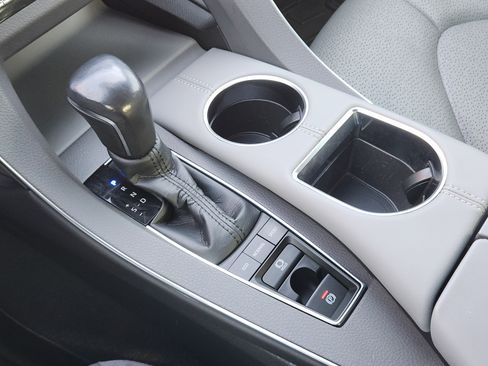 Used 2021 Toyota Avalon Limited image 23