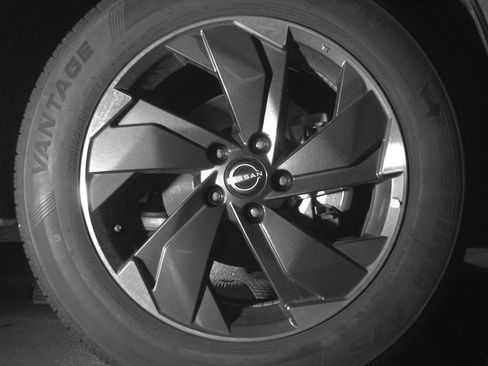 Used 2025 Nissan Rogue SV image 13