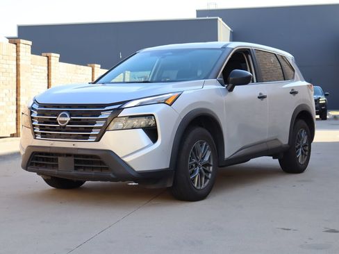 Used 2024 Nissan Rogue S FWD image 2