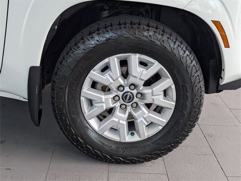 Used 2022 Nissan Frontier SV w/ SV Premium Package image 16